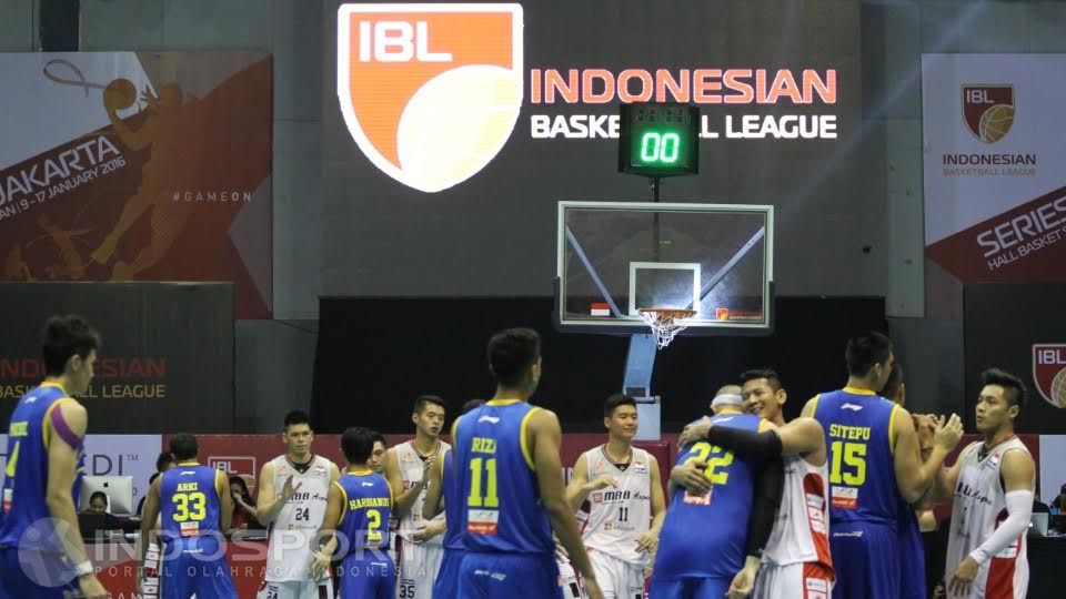 Para pemain Aspac Jakarta dan Satria Muda bersalaman usai pertandingan Copyright: © Herry Ibrahim/INDOSPORT